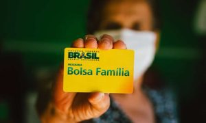 valor médio recorde do Bolsa Família Direitos autorais: Copyright (c) 2020 rafapress/Shutterstock