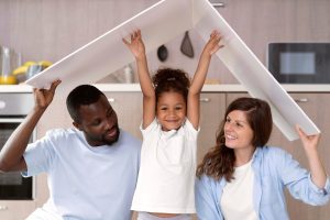 familia feliz con crédito para vivienda.