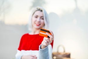 Mujer usando santander visa.