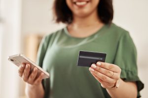 Mujer usando la tarjeta Scotiabank IDEAL.