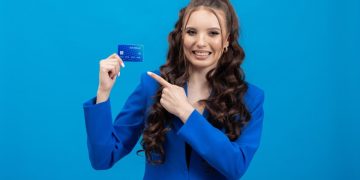 A woman using the the BMO Preferred Rate Mastercard.