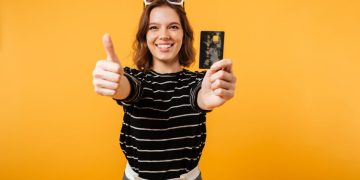 A happy girl using the Scotiabank Passport Visa Infinite.