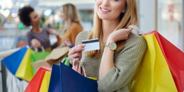 Mujer feliz de compras con Tarjeta Ripley Mastercard.