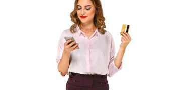 Woman using the American Express Gold Rewards.