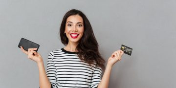 A woman using the BMO Cashback World Elite Mastercard.