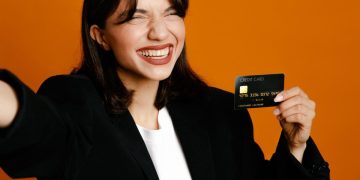 Happy woman with Scotia Momentum Visa Infinite credit card.