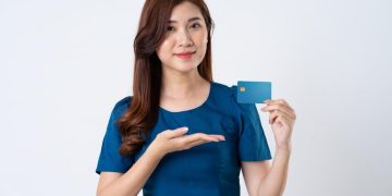 Mujer usando la tarjeta Lider BCI Visa.