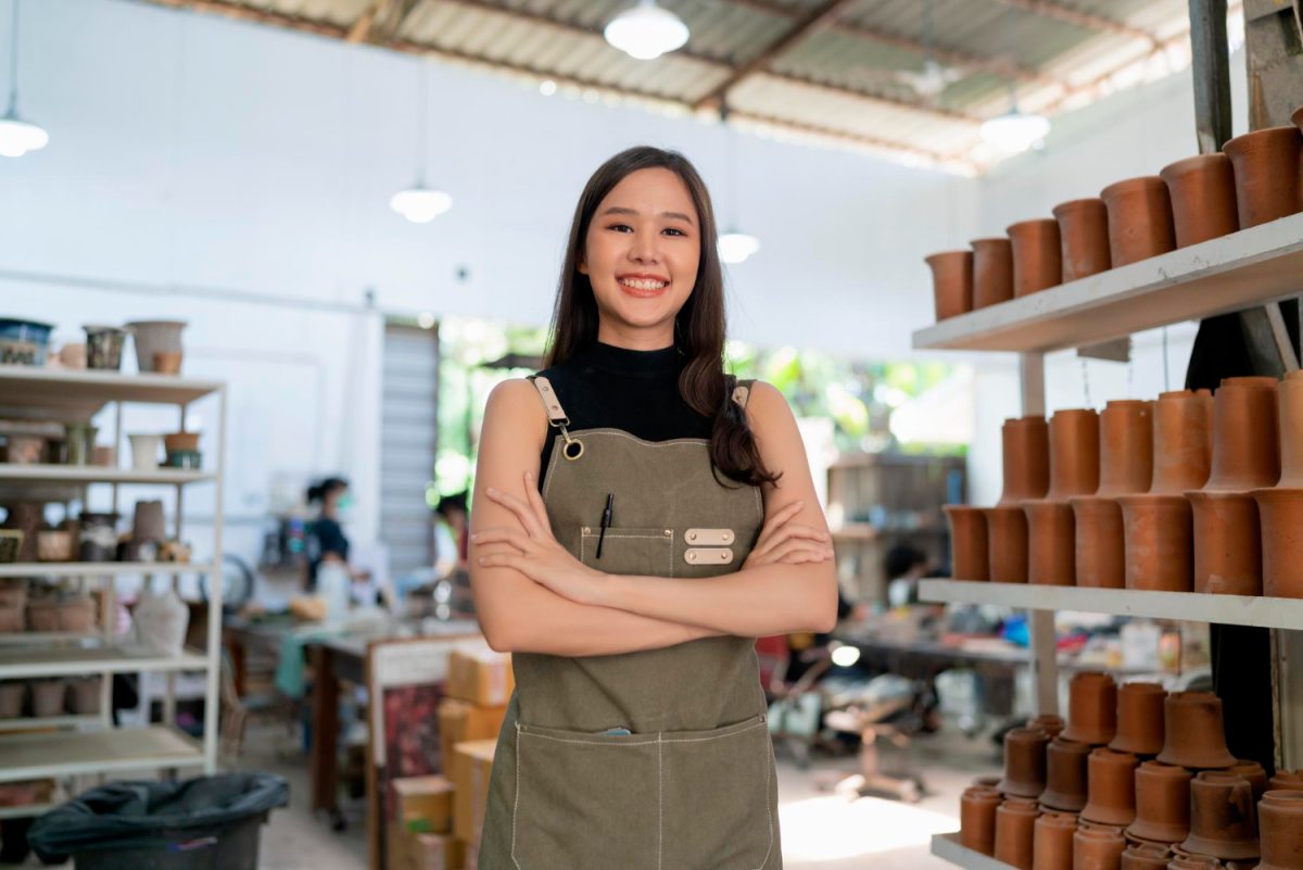 Mulher empreendedora aproveitando o Desenrola Pequenas Empresas.