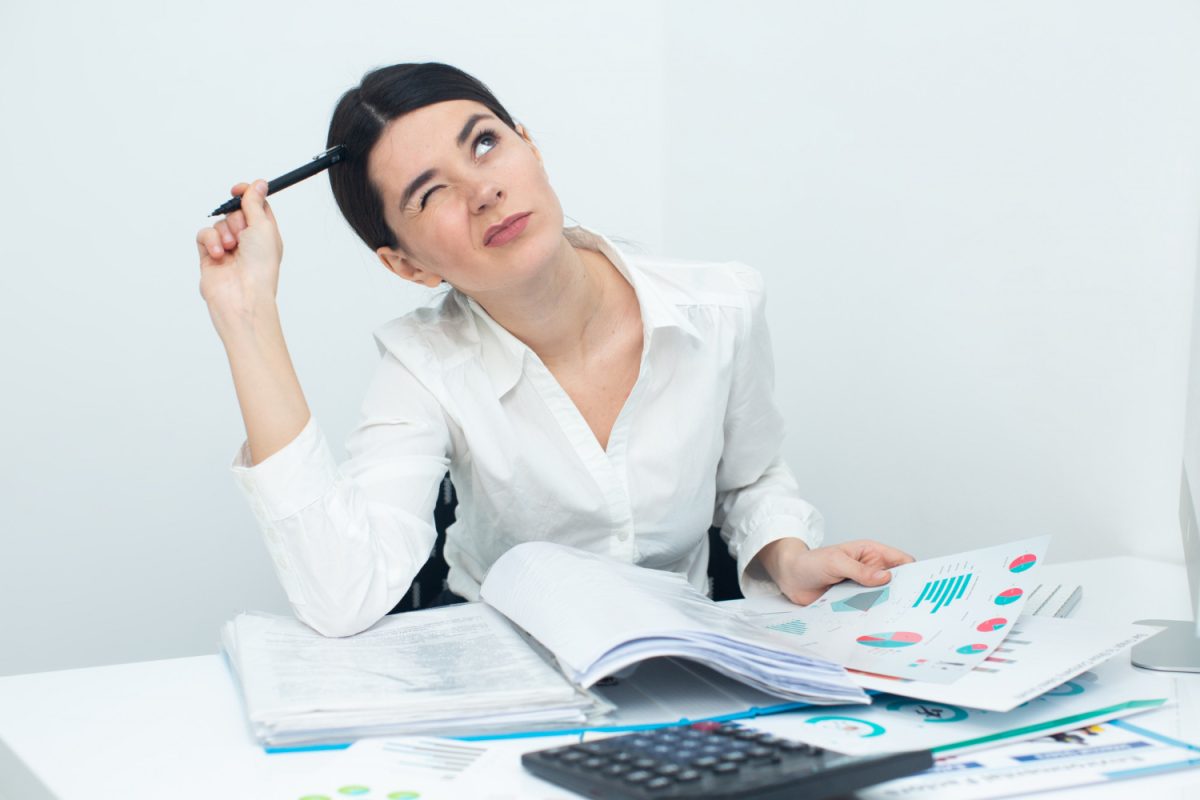 Mujer descobriendo Cómo ser financieramente independiente.