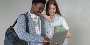 Dos jóvenes revisando Consejos financieros para estudiantes.