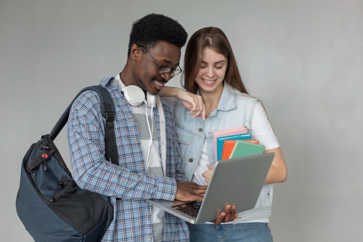 Dos jóvenes revisando Consejos financieros para estudiantes.