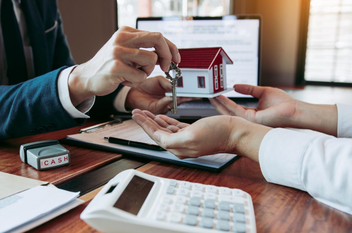 pessoas tentando evitar erros no financiamento imobiliário.