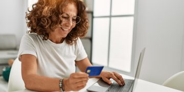 Mujer que utiliza la banca en línea.