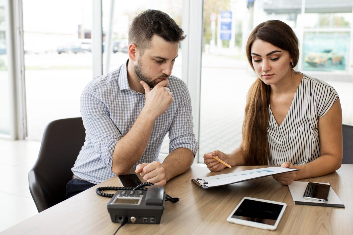 Homem em um banco descobrindo Como reduzir parcela de financiamento.