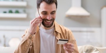 Hombre comprobando límite de la tarjeta de crédito.