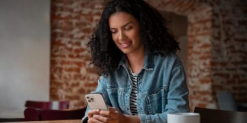 Woman using Online Banks.