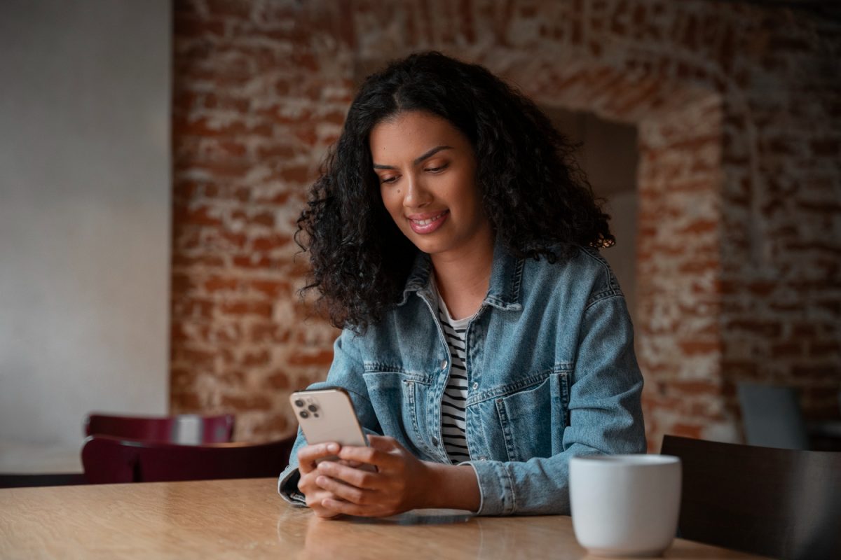 Woman using Online Banks.