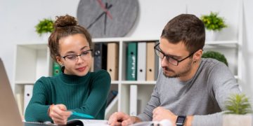 Duas pessoas construindo um Planejamento financeiro para casal.