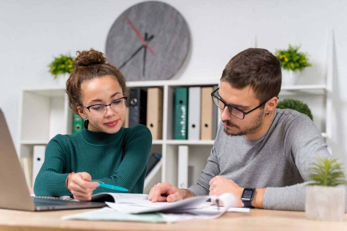 Duas pessoas construindo um Planejamento financeiro para casal.