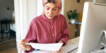 Woman learning about the compound interest.