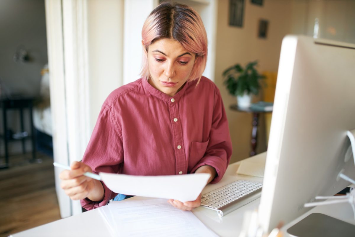 Woman learning about the compound interest.