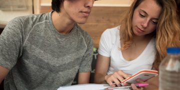 educación financiera para jóvenes quienes estan estudiando.