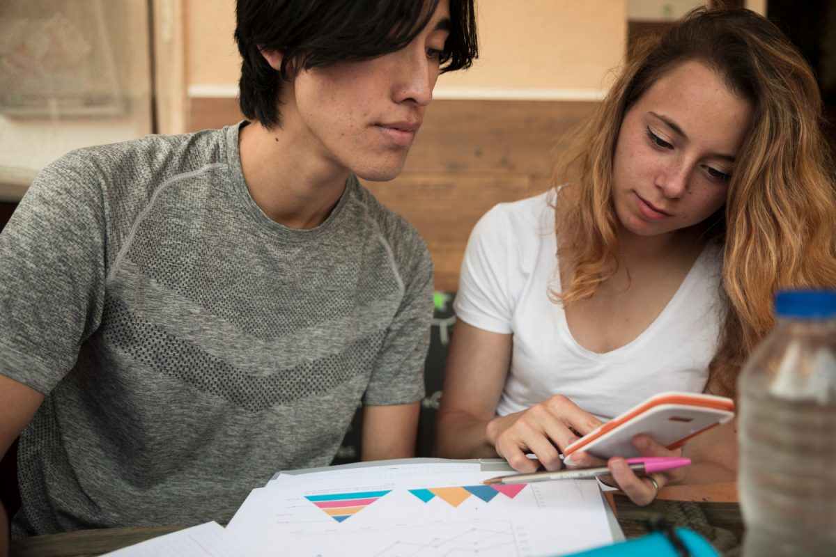 educación financiera para jóvenes quienes estan estudiando.