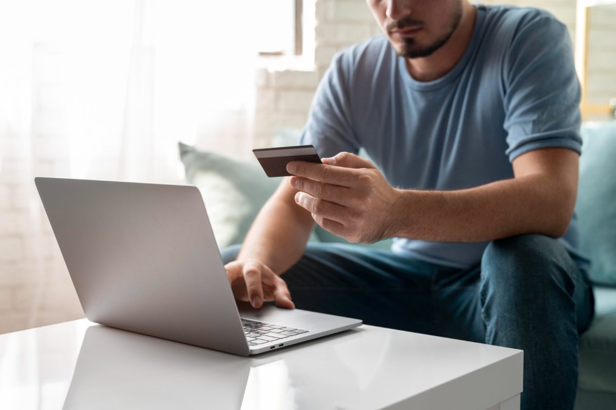 Hombre aprendiendo Cómo ahorrar en compras en línea.