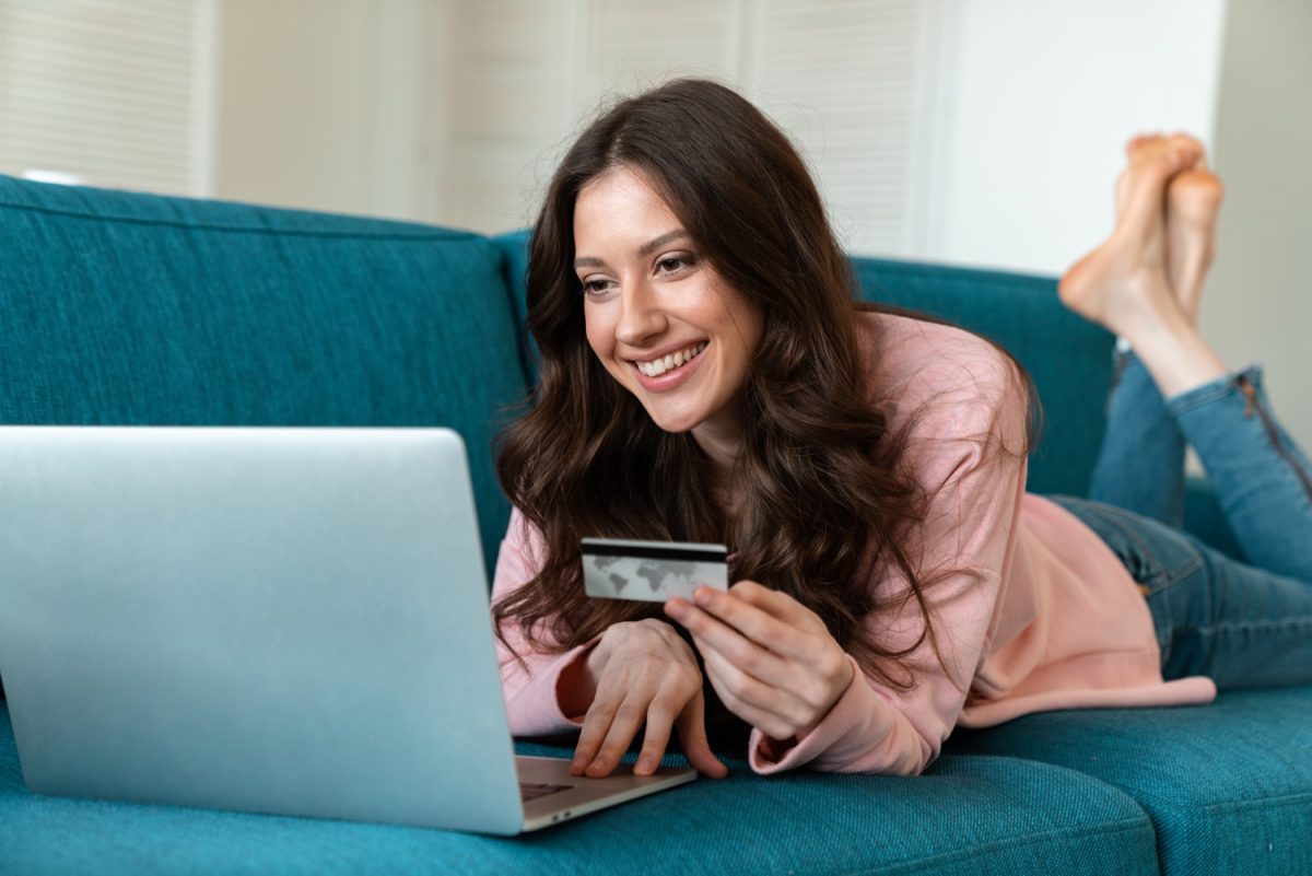 Mulher descobrindo Como comprar pela internet de forma segura.