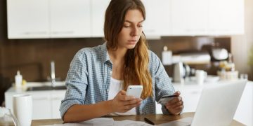 Woman learning about Minimum credit card payment.