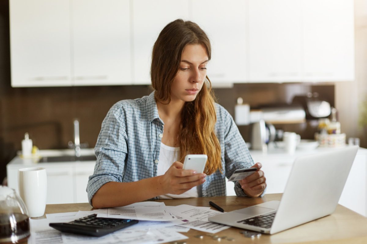 Woman learning about Minimum credit card payment.