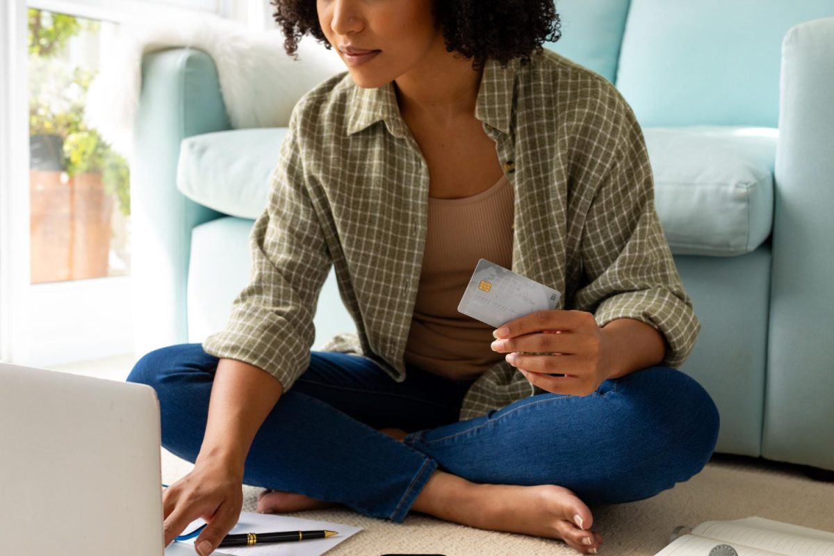 Mujer revisando el historial crediticio.