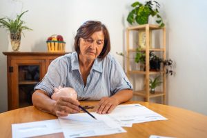 Mujer haciendo la Planificación de herencia.