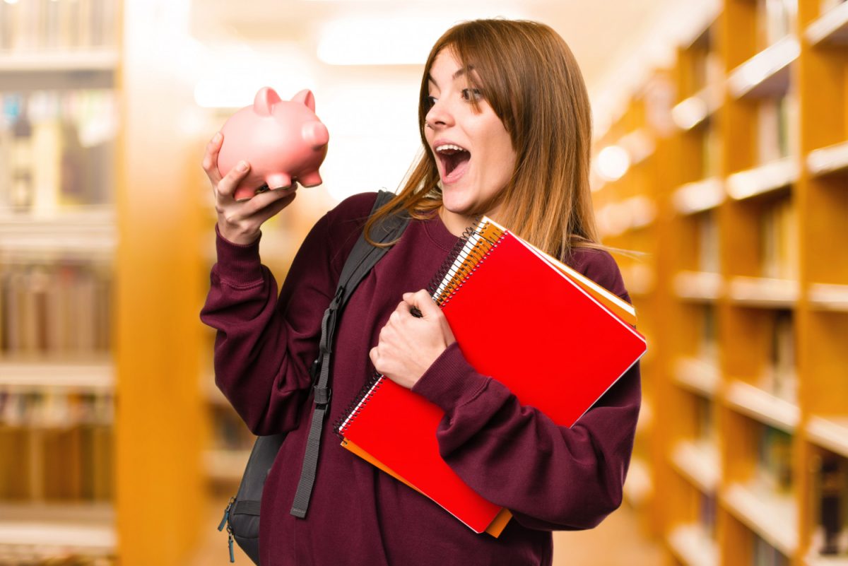 Mulher baixa renda que ganha auxílio para estudante.